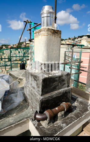 Lors de la rénovation de cheminée d'un toit en Italie Banque D'Images