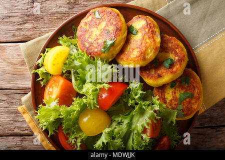 Délicieux chaud galettes de pommes de terre avec une salade de légumes frais sur une plaque horizontale. haut Vue de dessus Banque D'Images