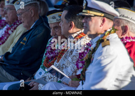 171207-N-YW024-0212 PEARL HARBOR (déc. 7, 2017) Pearl Harbor Survivants, VÉTÉRANS DE LA SECONDE GUERRE MONDIALE, éminents visiteurs et invités participer à la cérémonie du souvenir au cours de la 76e Commémoration de l'attaque sur Pearl Harbor et d'Oahu Pearl at Joint Base Harbor-Hickam. La 76e commémoration, co-organisé par l'armée américaine, le National Park Service et de l'état d'Hawaï, à condition que les anciens combattants, les membres de la famille, les membres de la communauté et la possibilité de rendre hommage aux sacrifices consentis par ceux qui étaient présents le 7 décembre 1941, ainsi que dans tout le théâtre du Pacifique. Depuis les attentats, les États-Unis et Banque D'Images