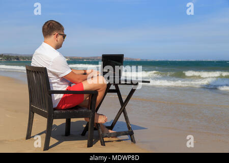 Business Man working on Tropical Beach Banque D'Images