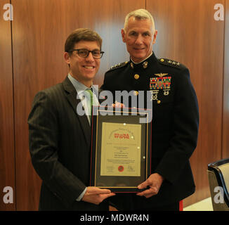 Le Lieutenant Général Rex McMillian, commandant des Forces maritimes du Nord et de la Réserve des Forces marines présente Christopher Perkins, le directeur général de Citigroup, un commandant's Award, pour son soutien continu de Toys for Tots de Citigroup Center, New York, 8 décembre 2017, McMillian a parlé avec les anciens combattants et les employés de Citigroup sur les Forces maritimes Réserver programme Toys for Tots. C'est le 70e saison de Toys for Tots. Depuis sa création en 1947, le Corps des Marines à l'échelle nationale un programme financé par la Réserve, a recueilli et distribué plus de 570 millions de jouets. Banque D'Images