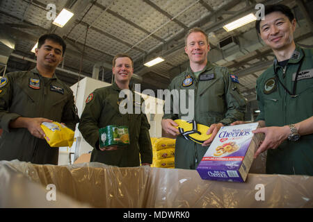 Les aviateurs de l'Armée de l'Air Philippine, U.S. Air Force, la Royal Australian Air Force et Koku Jieitai (Japan Air Self-Defense Force), posent pour une photo lors de la 66e opération Drop Noël bundle construire, le 9 décembre 2017, à la base aérienne d'Andersen, Guam. Le TOC est une mission de formation qui aide à la 374e Escadre de transport aérien et leurs partenaires pour maintenir et développer la préparation au combat au moyen de production et de récupération d'aéronefs durable. (U.S. Air Force photo par un membre de la 1re classe Juan Torres) Banque D'Images