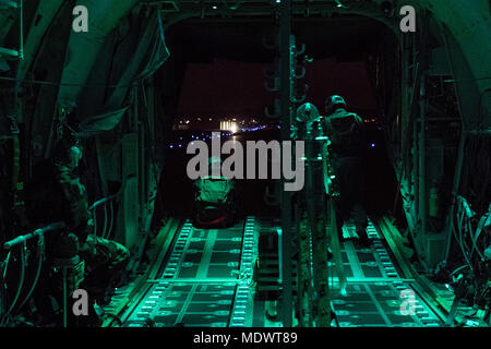 La 41e avec des aviateurs de l'Escadron de transport de troupes de la Base aérienne de Little Rock, AR, regarde par la porte arrière d'un C-130J Super Hercules au cours de l'exercice Vigilant Ace 18, le 6 décembre 2017, à Osan Air Base, République de Corée. Ace 18 vigilante est un U.S.-République de Corée exercice combiné visant à améliorer la coordination au niveau opérationnel et tactique grâce à un ensemble commun et l'entraînement au combat. (U.S. Photo de l'Armée de l'air par la Haute Airman Donald Hudson) Banque D'Images