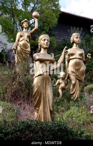 Trois des statues en or des neuf muses dans les jardins de l'hôtel Spier, qu'une fois à l'honneur du pavillon du Barbican de Londres Banque D'Images