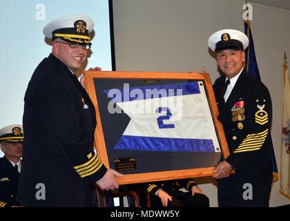 Le 2e régiment de logistique expéditionnaire de la marine a mené une cérémonie de passation de commandement au Mariners Museum, Newport News, le 8 décembre 2017. Les archives photographiques documentent la réception du fanion de commandement et le transfert de la direction au commandant entrant. Banque D'Images