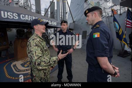 171210-N-KA046-0002 Valletta, Malte (31 déc. 10, 2017) - Le Lieutenant Jamie Jordan, gauche, rencontre avec les marins de la marine irlandaise Róisín la classe de navire de patrouille extracôtier LÉ Niamh (P52) sur la plage arrière de la classe Arleigh Burke destroyer lance-missiles USS Carney (DDG 64), au cours d'une escale à La Valette, Malte, Dec.10, 2017. Carney, l'avant-déployé à Rota, en Espagne, est sur sa quatrième patrouille dans la sixième flotte américaine zone d'opérations à l'appui des alliés et partenaires, et les intérêts de sécurité nationale des États-Unis en Europe. (U.S. Photo par marine Spécialiste de la communication de masse 2e classe James R. Turner/libérés) Banque D'Images