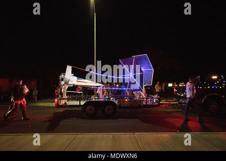 Un X-Wing et Tie Fighter Star Wars de décorer le 12e Escadron d'opérations spéciales au cours de la parade de flottement et l'illumination de l'arbre 7 décembre 2017, cérémonie, à Cannon Air Force Base, Nouveau Mexique. La parade comprenaient des chars décorés par les escadrons et une apparence par le Père Noël lui-même. (U.S. Photo de l'Armée de l'air par le sergent. Michael Washburn/libérés) Banque D'Images