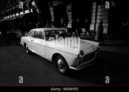 AJAXNETPHOTO. PARIS, FRANCE. - RARE CLASSIC - UNE PEUGEOT 404 BERLINE À DEUX PORTES EN STATIONNEMENT SUR LA RUE PRÈS DE ST.Lazare. PHOTO:JONATHAN EASTLAND/AJAX REF:921015 33001  Banque D'Images