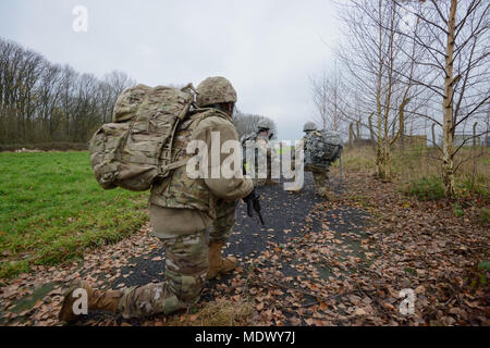 Des soldats américains, affecté à la 39e Bataillon des transmissions stratégiques, communiquer leur cours d'action pendant un exercice d'entraînement situationnel pour la premier fois du commandant de la formation sur la base aérienne de Chièvres, Belgique, le 6 décembre 2017. (U.S. Photo de l'armée par Visual Spécialiste de l'information, Pierre-Etienne Courtejoie) Banque D'Images