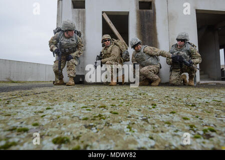 Des soldats américains, affecté à la 39e Bataillon des transmissions stratégiques, se déplacer autour du côté d'un bâtiment au cours d'un exercice d'entraînement de la situation pour le Prime Time du commandant de la formation sur la base aérienne de Chièvres, Belgique, le 6 décembre 2017. (U.S. Photo de l'armée par Visual Spécialiste de l'information, Pierre-Etienne Courtejoie) Banque D'Images