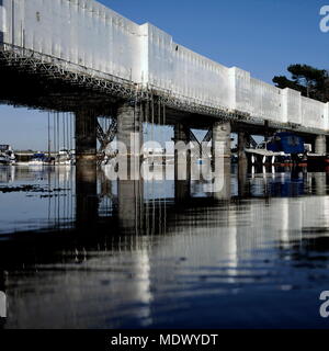 AJAXNETPHOTO. L'année 2006. BURSLEDON, Angleterre. - Pont couvert - viaduc de chemin de fer dans le cocon de bâches en plastique AU COURS DE PEINTURE. PHOTO:JONATHAN EASTLAND/AJAX REF:B0013P 0529 2 Banque D'Images