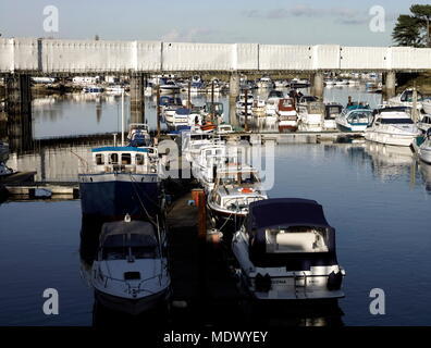 AJAXNETPHOTO. Novembre 10th, 2005. BURSLEDON, Angleterre. - Emballés sous film rétractable - LE PONT FERROVIAIRE SUR LA RIVIÈRE HAMBLE À BURSLEDON emballés sous film rétractable pour un réaménagement important et repeindre. Le pont devrait être dévoilé en mars 2006. PHOTO:JONATHAN EASTLAND/AJAX REF:V51011 522 Banque D'Images