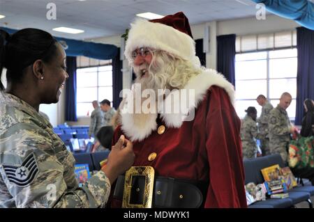 Tech. Le Sgt. Danita Jones, 111e Escadron de soutien de la Force aux ressources humaines, accueille le père Noël lors d'un événement de vacances pour les familles des militaires 2 décembre 2017, à la Garde côtière de Horsham, PA Master Sgt-chef à la retraite. Richard Mertz, anciennement membre de la 111ème FSS, joué le Père Noël pour les enfants des militaires à l'événement, à l'écoute de leurs listes de souhaits et posant pour des photos. (U.S. Air National Guard photo de Tech. Le Sgt. Andria Allmond) Banque D'Images