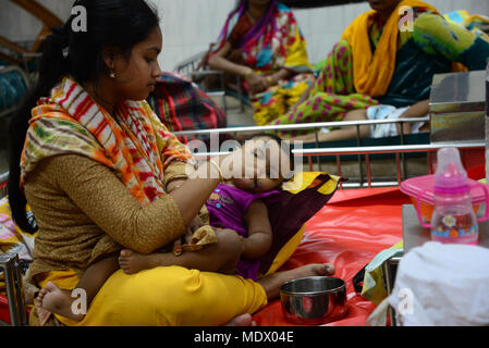 Une mère bangladais Saline nourrir ses enfants qui souffre de diarrhée sont au centre international pour la recherche sur les maladies diarrhéiques, Banglad Banque D'Images