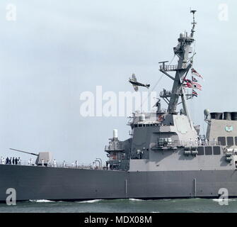 AJAXNETPHOTO. 23e Août, 2001. PORTSMOUTH, Angleterre. VINTAGE - BIENVENUE - LORSQUE LE NAVIRE LE PLUS RÉCENT DE L'US Navy, l'Arleigh Burke destroyer USS WINSTON S. CHURCHILL EST ARRIVÉ À PORTSMOUTH AUJOURD'HUI À LA FIN DE SON PREMIER VOYAGE, un Spitfire de la RAF A FAIT UN SURVOL de saluer. PHOTO:JONATHAN EASTLAND/AJAX. REF : 2001. Banque D'Images