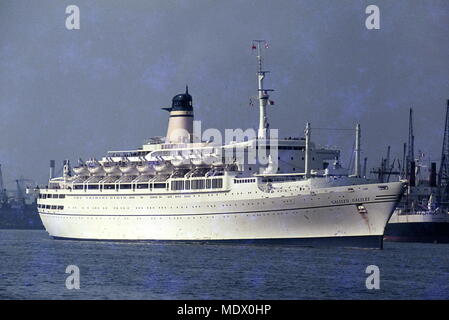 AJAXNETPHOTO. 1960 (environ). SOUTHAMPTON, Angleterre. - GALILEO GALILEI SS ÉTAIT UN PAQUEBOT OCÉAN CONSTRUIT EN 1963 PAR CANTIERI RIUNITI DELL'ADRIATICO, Monfalcone, ITALIE POUR Amalfi, Italie-AUSTRALIE SERVICE. photo:VIV TOWNLEY/AJAX REF:22412 2 2 Banque D'Images