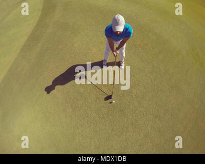 Vue de dessus du joueur de golf shot frapper avec club le cours au beau matin Banque D'Images
