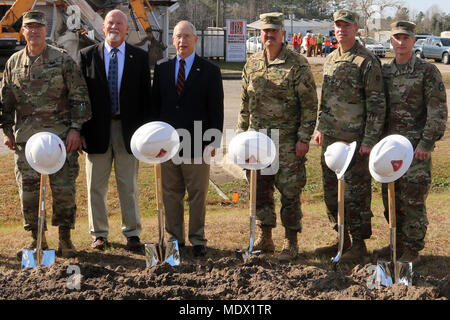 De gauche, les hauts dirigeants de la Garde nationale de Caroline du Nord, de l'Armée Le Général de Greg Lusk, l'adjudant général de l'armée à la retraite de la Caroline du Nord, Brig. Le général Jim Carper, le brigadier de l'armée à la retraite. Le Général Dan Hickman, sergent-major de commandement de l'Armée John H. Swart, Senior Leader NCNG enrôlé l'armée, le Colonel Wes Morrison, officier des opérations et de l'Armée NCNG Le Colonel Robert Bumgardner, l'actuel commandant de la 30e Brigade blindée NCNG Combat Team posent avec des pelles de cérémonie officielle d'inauguration de la de la préparation du nouveau NCNG Centre pour 1er-120e Régiment d'infanterie à Wilmington, Caroline du Nord, le 13 décembre 2017. Chaque lea Banque D'Images