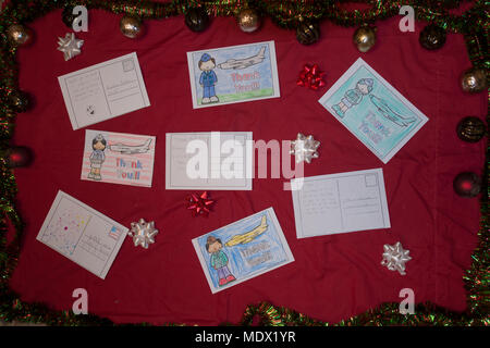 Cartes de remerciement propagation des fêtes aux aviateurs, 10 décembre 2017, à Mountain Home Air Force Base, Texas. Aviateurs à la 366e Escadre de chasse a reçu les cartes de remerciements d'enfants dans l'Idaho et l'état de Washington. (U.S. Air Force photo par un membre de la 1re classe JaNae Capuno) Banque D'Images