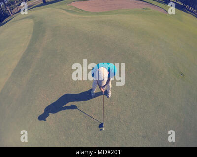 Vue de dessus du joueur de golf shot frapper avec club le cours au beau matin Banque D'Images