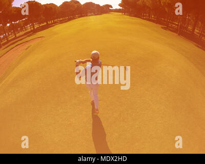 Vue de dessus du joueur de golf shot frapper avec club le cours au beau matin Banque D'Images