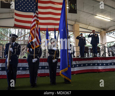 L'Hurlburt Field sur la garde d'honneur présente les couleurs lors d'une cérémonie de remise de la médaille Silver Star, le 15 décembre 2017, à Hurlburt Field, en Floride, le sergent-chef en chef Michael West, un opérateur tactique avec la 24e Escadre d'opérations spéciales, a reçu la médaille pour bravoure au troisième rang contre un ennemi armé des États-Unis (É.-U. Photo de l'Armée de l'air par la Haute Airman Ryan Conroy) Banque D'Images