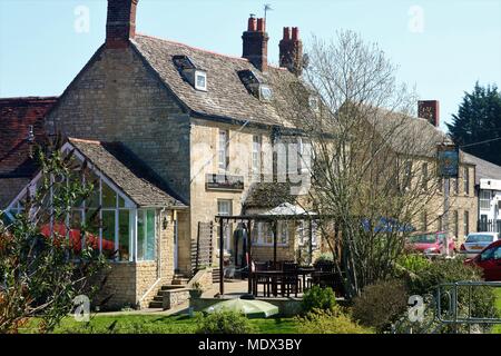 'Le rocher de Gibraltar' pub / public house à la belle au soleil à quai, Enslow Oddington, Oxfordshire, UK Banque D'Images