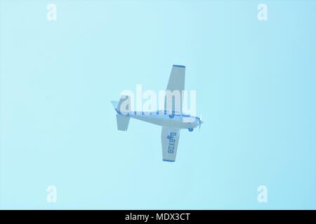 Vol en avion léger contre un ciel bleu Banque D'Images