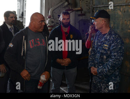 SAN DIEGO (déc. 5, 2017) Le capitaine Benjamin Allbritton, commandant du navire d'assaut amphibie USS Boxer (LHD) accueille 4 lutteurs de la World Wrestling Entertainment (WWE) au cours d'une visite du navire. Les lutteurs de la WWE a visité Naval Base San Diego pour la 15e édition de "rendre hommage aux soldats." (U.S. Photo par marine Spécialiste de la communication de masse 3 classe Alexander C. Kubitza/libérés) Banque D'Images