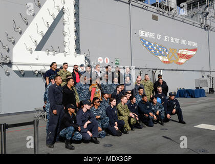 SAN DIEGO (déc. 5, 2017) World Wrestling Entertainment (WWE) les lutteurs posent pour une photographie avec les marins à bord de navires d'assaut amphibie USS Boxer (DG 4). Les lutteurs de la WWE a visité Naval Base San Diego pour la 15e édition de "rendre hommage aux soldats." (U.S. Photo par marine Spécialiste de la communication de masse de la classe 3ème Justin Whitley/libérés) Banque D'Images