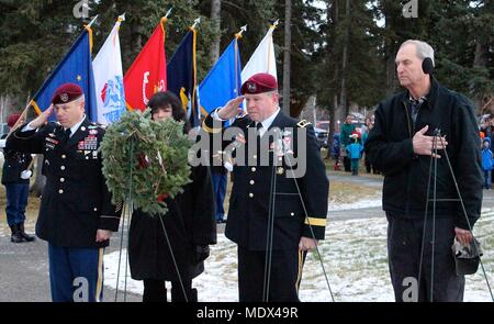 La commande de l'armée américaine Alaska Sgt. Le Major Jeffrey Dillingham et USARAK Le Général commandant Mark O'Neil présente une couronne avec Gold Star parents Robyn et Doug Dombroski le 16 décembre lors d'une cérémonie à travers l'Amérique des couronnes au cimetière national de Fort Richardson sur Joint Base Elmendorf-Richardson, en Alaska. Banque D'Images