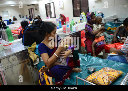 Une mère bangladais Saline nourrir ses enfants qui souffre de diarrhée sont au centre international pour la recherche sur les maladies diarrhéiques, Banglad Banque D'Images