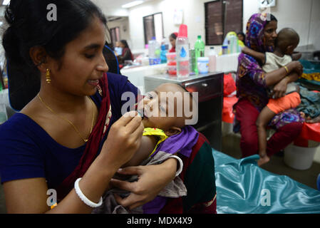 Une mère bangladais Saline nourrir ses enfants qui souffre de diarrhée sont au centre international pour la recherche sur les maladies diarrhéiques, Banglad Banque D'Images