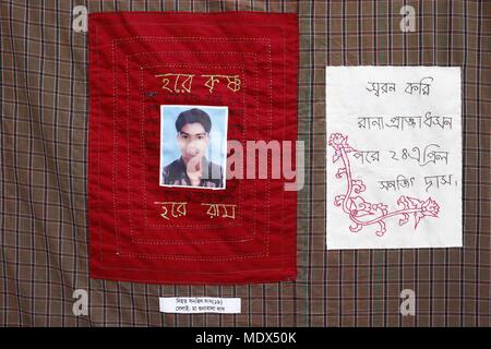 Dhaka, Bangladesh. Apr 20, 2018. Un mémorial titre de l'exposition 'Mémoires Kantha et mots'' tenue à protester contre des milliers de vies et de rêves de se souvenir des travailleurs tués dans l'effondrement du Rana Plaza le 24 avril à 2013, en face de Rana Plaza, Savar. Credit : Md. Mehedi Hasan/ZUMA/Alamy Fil Live News Banque D'Images