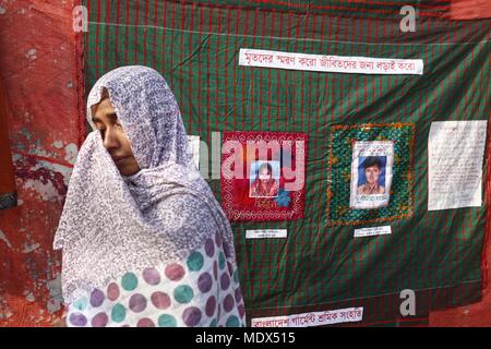 Dhaka, Bangladesh. Apr 20, 2018. Une mère d'une victime de l'effondrement du Rana Plaza building pleure comme elle participer à une exposition se souvenir de victime en face de Rana Plaza, Savar. Credit : Md. Mehedi Hasan/ZUMA/Alamy Fil Live News Banque D'Images