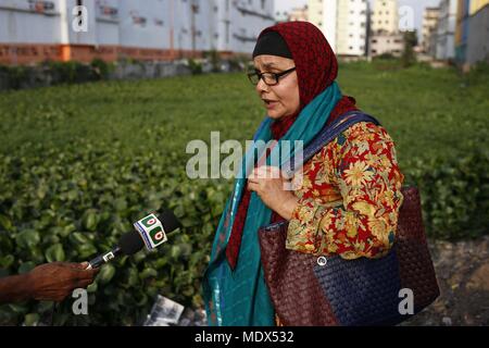 Dhaka, Bangladesh. Apr 20, 2018. Une mère d'une victime de l'effondrement du Rana Plaza building pleure comme elle donne une interview d'une exposition à réintégration victime en face de Rana Plaza, Savar. Credit : Md. Mehedi Hasan/ZUMA/Alamy Fil Live News Banque D'Images