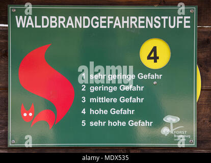 Briesen, Deutschland. 09 mai, 2016. Un écriteau 'Waldbrandwarnstufe' est sur 4 (danger élevé) sur 09.05.2016 dans Briesen, dans l'arrondissement Oder-Spree (Brandebourg). Au moins 50 fois cette année, la forêt a été brûlé dans le Brandebourg. Jusqu'à présent, environ 21,5 hectares ont été touchés à l'échelle nationale. Crédit : Patrick Pleul | worldwide/dpa/Alamy Live News Banque D'Images