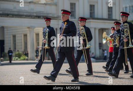 La Caserne Wellington, Londres, Royaume-Uni. 20 avril, 2018. Des soldats en kilt pour la garde de cérémonie avec aider à Londres pour les 3 prochaines semaines comme société Balaklava, 5e Bataillon du Régiment Royal d'Écosse prend ses fonctions dans la capitale. Avant ces soldats opérationnels sont autorisés à monter la garde à l'extérieur de Buckingham Palace ou la Tour de Londres, ils doivent d'abord passer muster en face de certains des juges les plus sévères de l'armée. Ce rôle de l'inspection nécessite l'Edinburgh-basée des troupes pour prouver leurs prouesses de cérémonie devant des officiers supérieurs de la Division des ménages. Credit : Malcolm Park/Alamy Banque D'Images