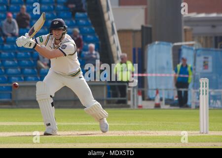 Leeds, Angleterre, 20 avril 2018. Alex Lees batting pour Yorkshire contre Bretagne le premier jour du county championship match à Emerald Headingley, Leeds. Crédit : Colin Edwards/Alamy Live News. Banque D'Images