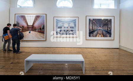 Londres, Royaume-Uni. 20 avril 2018. Voir les images des visiteurs par le Candida Höfer (Contribution exceptionnelle à la photographie) au Sony World Photography Awards 2018 Exposition à Somerset House. La 11e édition du concours a vu 320 000 des mémoires de plus de 200 pays. L'exposition est présentée du 20 avril au 6 mai. Crédit : Stephen Chung / Alamy Live News Banque D'Images