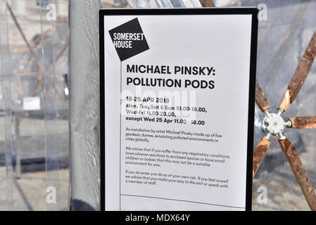 Londres, Royaume-Uni. 20 avril 2018. Les gousses de la pollution par l'artiste anglais Michael Pinsky s'affichent dans la cour à Somerset House. L'œuvre comprend cinq dômes géodésiques qui chaque émuler la pollution atmosphérique et des conditions d'une ville globale. Tautra en Norvège, London, UK, New Delhi en Inde, en Chine, Pékin et Sao Paulo au Brésil sont représentés. Les gousses sont sur Show 18 au 25 avril. Crédit : Stephen Chung / Alamy Live News Banque D'Images