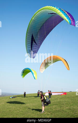 En attente de décoller, membres de Thames Valley Club de parapente sur Combe Gibbet près de Hungerford attendent les conditions idéales pour lancer Crédit : James Wadham / Alamy Live News Banque D'Images