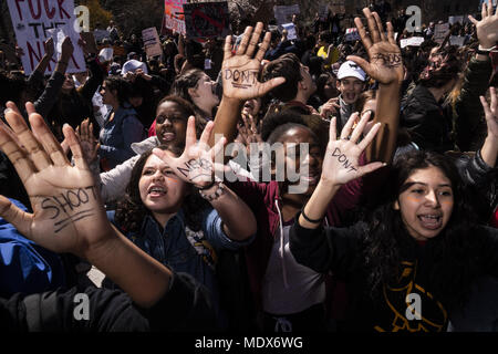 New York, NY, USA. Apr 20, 2018. Les étudiants avec 'Don't Shoot' écrit sur leurs paumes protester contre la violence armée dans la région de Washington Square Park à Manhattan. Les élèves du secondaire à travers les États-Unis envisagent de sortir de cours toute la journée de vendredi dans le cadre de l'École Nationale, une grève de protestation contre ce que les participants considèrent comme l'inaction politique face à des fusillades de masse et la violence armée. Credit : Allez Nakamura/ZUMA/Alamy Fil Live News Banque D'Images