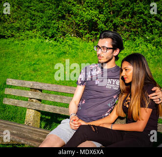 Londres, Angleterre. 20 avril 2018. Un jeune couple profitez du soleil sur un long sex vendredi après-midi donnant sur la herse. ©Tim Ring/ALamy Live News. Banque D'Images