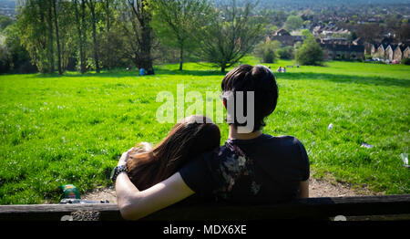 Londres, Angleterre. 20 avril 2018. Un jeune couple profitez du soleil sur un long sex vendredi après-midi donnant sur la herse. ©Tim Ring/ALamy Live News. Banque D'Images