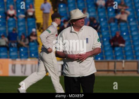 Leeds, Angleterre, 20 avril 2018. L'arbitrage de Nick Cook dans le comté de Nottinghamshire Yorkshire contre match de championnat à Emerald Headingley, Leeds. Crédit : Colin Edwards/Alamy Live News. Banque D'Images