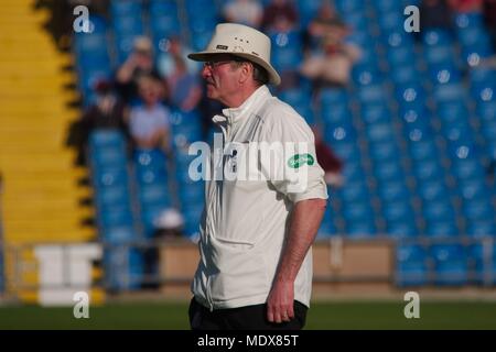 Leeds, Angleterre, 20 avril 2018. L'arbitrage de Nick Cook dans le comté de Nottinghamshire Yorkshire contre match de championnat à Emerald Headingley, Leeds. Crédit : Colin Edwards/Alamy Live News. Banque D'Images