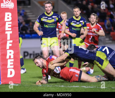 20 avril 2018, Stade AJ Bell, Manchester, Angleterre ; Betfred Super League rugby, Salford Red Devils v Wakefield Trinity ; George Griffin de Salford Red Devils marquant un essai Banque D'Images