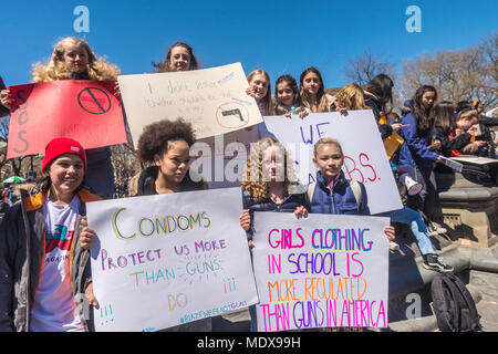 New York, NY - 20 avril 2018 - NATIONAL STUDENT WALK-OUT Les élèves sortis de la classe pour marquer le 19e anniversaire de la tuerie de Columbine. Plusieurs milliers se sont rassemblés à Washington Square Park appelant à des mesures de contrôle des armes à feu, y compris l'interdiction des armes d'assaut et d'un contrôle de fond. CREDIT : ©Stacy Walsh Rosenstock/Alamy Live News Banque D'Images