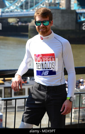 Au nom de l'argent d'une vierge avant course marathon de Londres photocall de l'élite des athlètes handicapés, Tower Hotel, Londres, Royaume-Uni. Le marathon, qui aura lieu le dimanche 22 avril est partie du monde Marathon Majors et aussi le monde Para athlétisme Marathon Coupe du monde. L'événement a recueilli plus de 450 millions de livres pour des organismes de bienfaisance depuis le début et détient le record mondial Guinness comme étant le plus grand événement annuel de collecte de fonds dans le monde entier, avec l 2009 participants de recueillir plus de €47,2 millions de dollars pour la charité. Banque D'Images